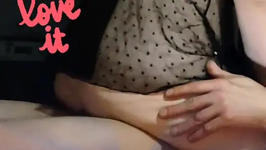 Ona binmeyi seviyorum! Yirmi dakikadan fazla sürüyor! Yarağını bu kadar derinde hissetmeyi seviyor