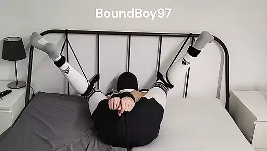 Futbol oyuncusu yatağa bağlıyken boğuşuyor.