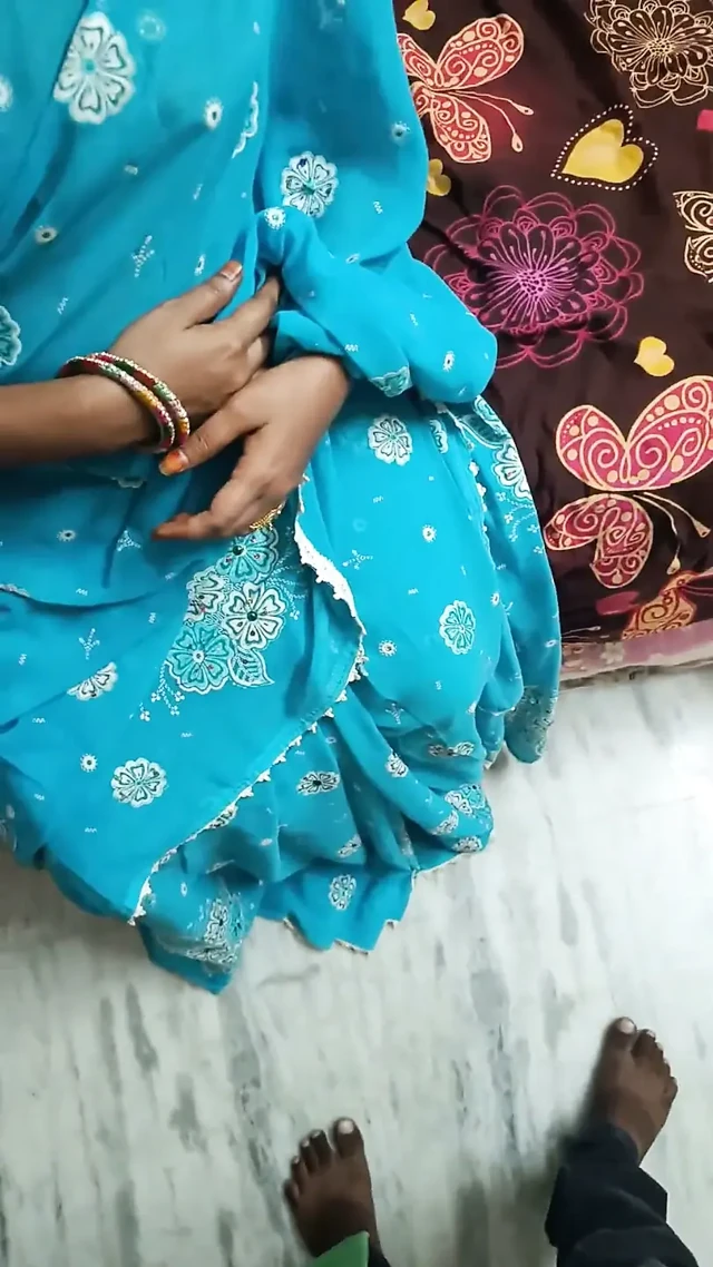 Hintli teyze kira ödemek için ev sahibiyle sikişiyor Telugu sesi