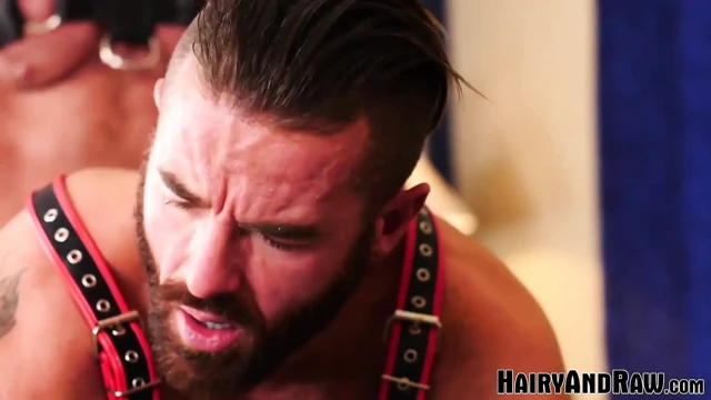 Hairyandraw Dale Savage ve Brendan Patrick'i prezervatifsiz sikiyor