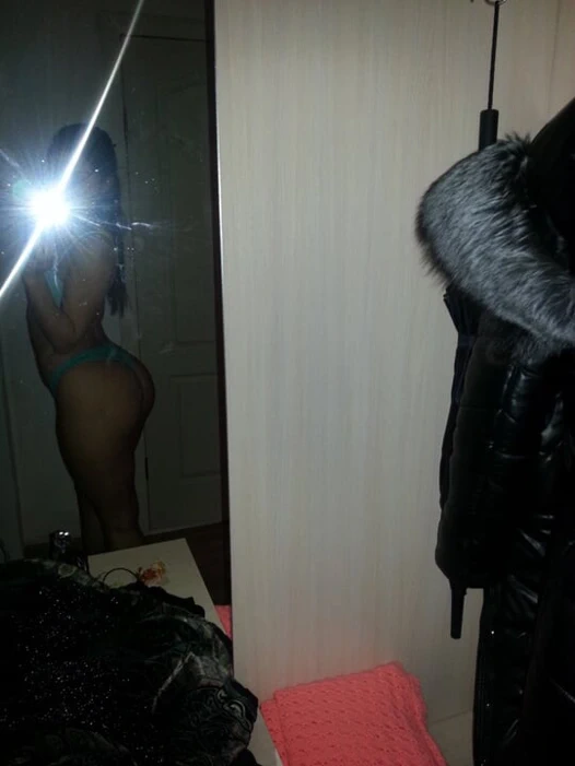 Kocası evde yokken sadakatsiz evli kadın kanserle sikiliyor