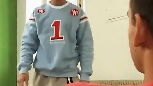 Sevimli oğlanlar sakso çekiyor ve sikişiyor