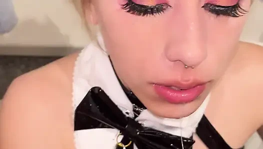 Hizmetçi patronun yarağını gırtlağına kadar emiyor