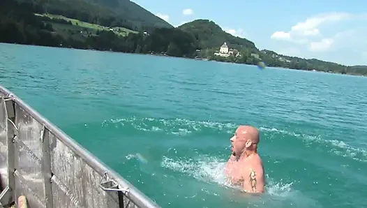 Azgın kızlar teknede yarak emdikten sonra sırayla sikiliyor