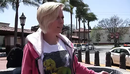 Elaina Raye'i tren istasyonunda bulduk, bu yüzden onu trenle sikilmek için eve davet ettik