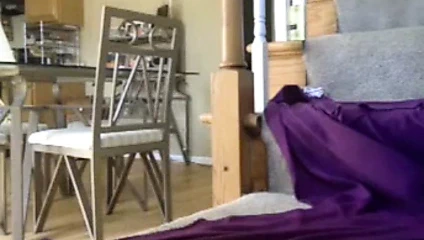 Siyah kız büyük memeler çalışır ona kedi üzerinde ile oyuncak