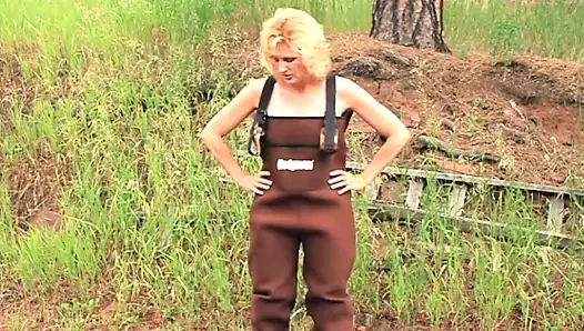 Kahverengi tulumunun içindeyken yüz bakımı yapıyor