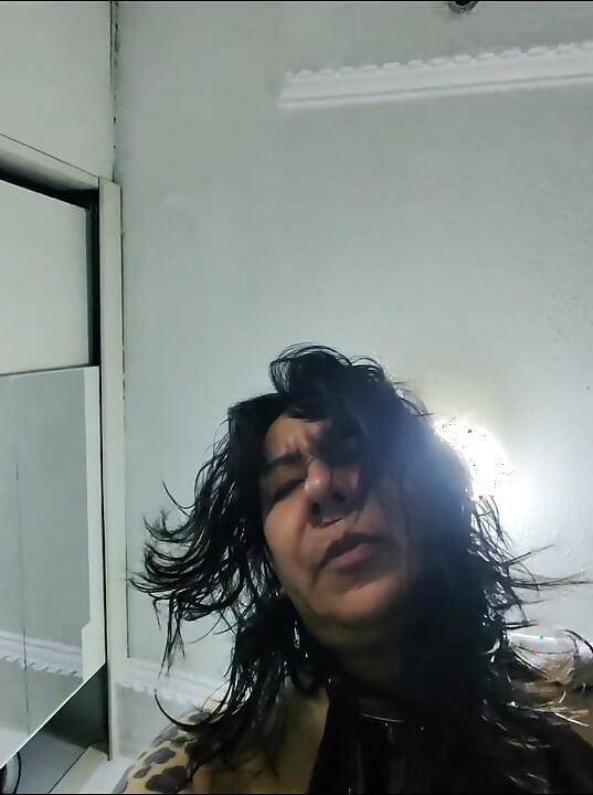 Temizlik görevlisini karımın iç çamaşırını denerken keşfettim ve hiçbir şey söylemesem almama izin vermeyi kabul etti