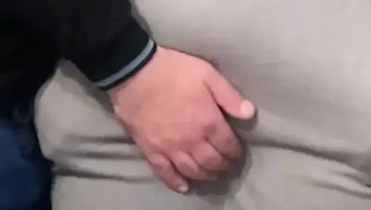 Kalabalık metroda kıllı amcık parmaklanıyor