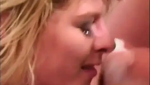 Güzel gençler büyük sert bir yarakla dudaklarından ve amlarından sikiliyor