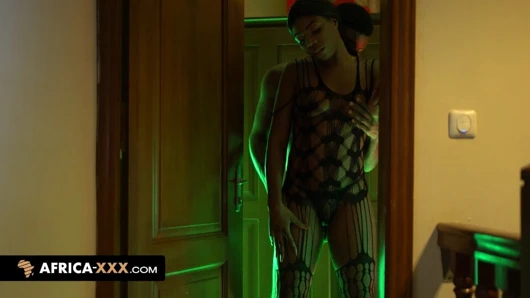 File iç çamaşırlı seksi bir hatunla ayakta domalma