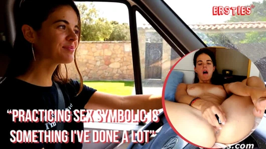 Ersties - seksi esmer herkesin görmesi için açık havada çıplak olmayı seviyor