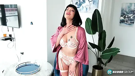 Asyalı orta yaşlı seksi kadın kitty, 42, olgun amcığını parmaklıyor