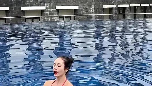 Islak bikini havuzda azdırıyor
