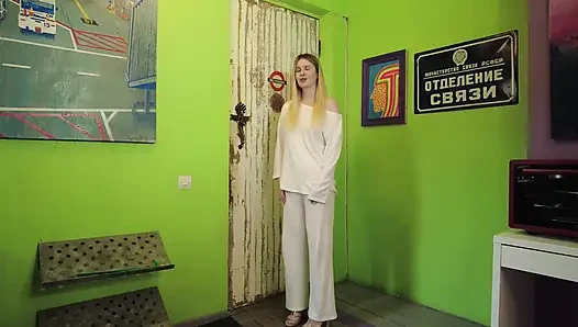 Üvey baba, partiden sonra sabah gelen ateşli üvey kızla tanışır.