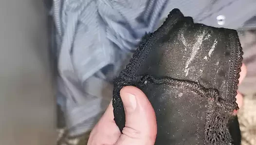 Başka bir eş tanga kokladı ve yaladı