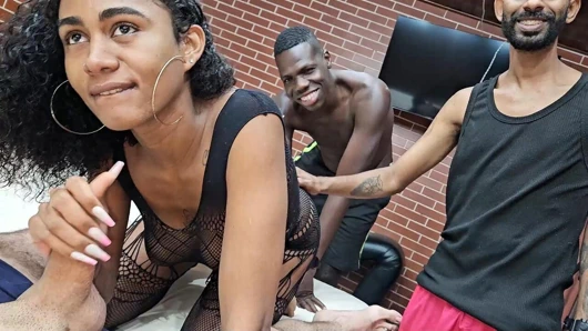 Aldatılan adam sürtük kız arkadaşını sikmek için arkadaşlarını aradı