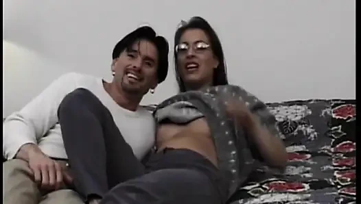 Une brune à lunettes se fait baiser dans une baise hardcore rétro