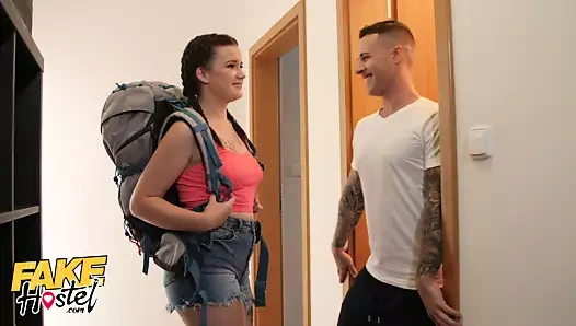 Fake hostel hile erkek arkadaş sikikleri genç backpacker
