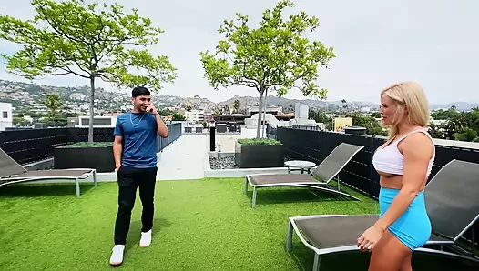 Zinde sarışın orta yaşlı seksi kadın genç komşusu tarafından sikiliyor