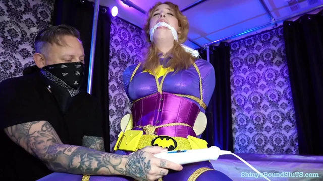Batgirl popo takılı