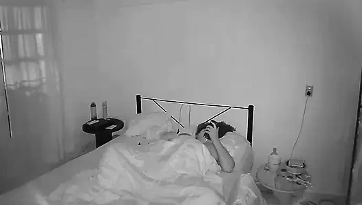 Tombul hamile kız arkadaş mastürbasyon yaparken ben onu kamerada gözetliyorum