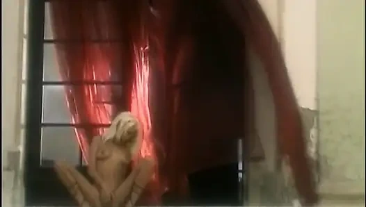 Mükemmel sarışın bir kadınla üçlü seks - 2'de 1 sahne