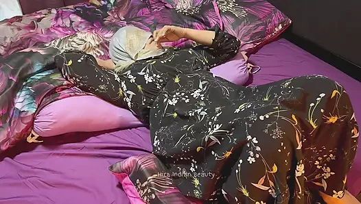 Güzel desi orta yaşlı seksi kadının amcık yemesi - tesettürlü evli kadın zevkle yüksek sesle inliyor - sulu kıllı amcık