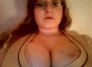 parmaklarını emiyor