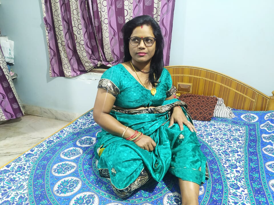 Chennai mühendisi Prisha xhamster'da doktor mishra ile yarak emiyor ve derinden domaltarak ve kovboy kız tarzında sikişiyor