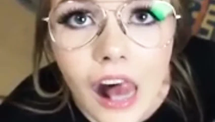 Gözlüklü seksi bebek güzel bir yük arasında cum kırlangıçlar