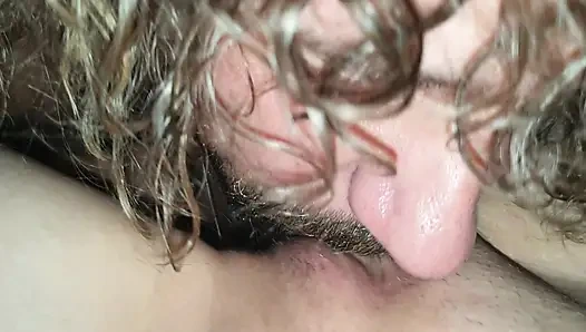 Baba, kalın penisiyle annenin vajinasını sıkıyor. Anne önce babayı mastürbasyon yapıyor, baba sonra anneni yalıyor.