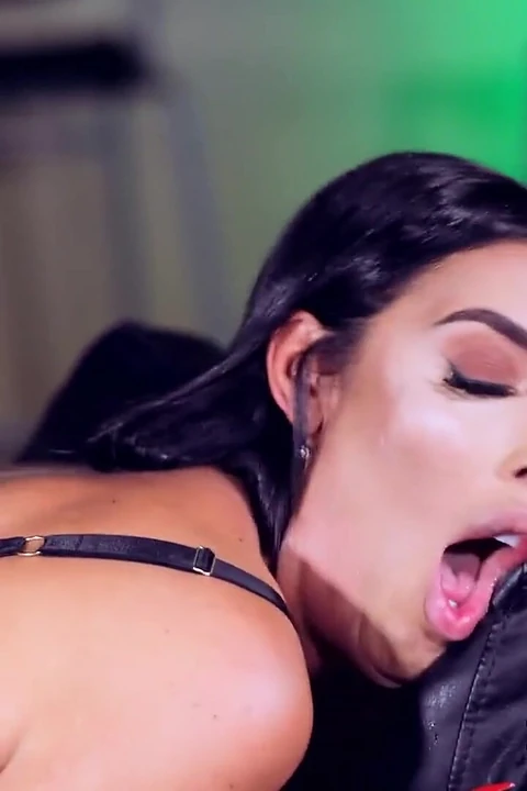 Высокая и грудастая Ava Koxxx жаждет свежего мяса