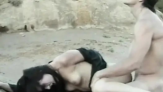 Şehvetli esmer hatun sahilde hunk'un aletine biniyor