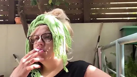 Sabah açık havada sigara içme ayini - iri güzel Brezilyalı orta yaşlı seksi kadın tanrıça