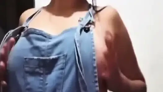 Kolombiyalı kadın kraliyet ev banyosunda mastürbasyon yapıyor