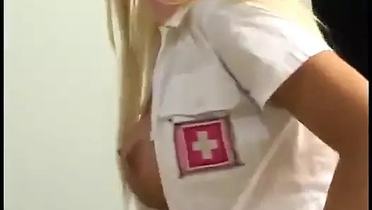 Kilotlu çoraplı sarışın kadın bacağını kaldırıyor, böylece yırtık adam tıraşlı amcığını sikebiliyor