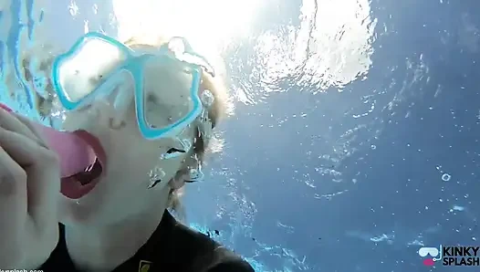 Sualtı sakso meydan okuması - batan dildomda öğürüyor