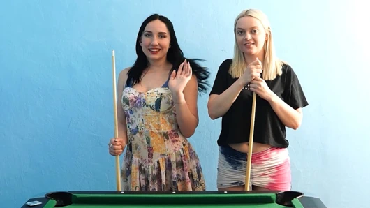 Striptiz bilardo oyununda Bella ve Sandra ile ateşli bir hesaplaşma