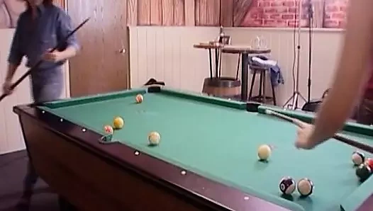 Esmer Alman bebek bilardo masasının yanında yarak emiyor