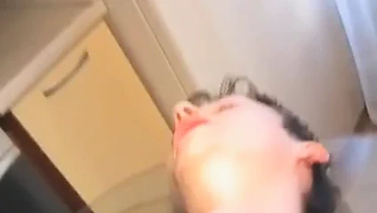 Okuldan gelen ikizler eşcinsel seks yapar.