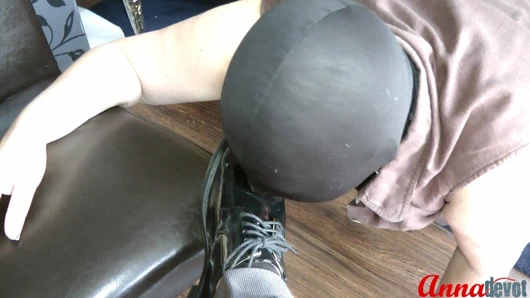 köle yalıyor ayakkabı temiz