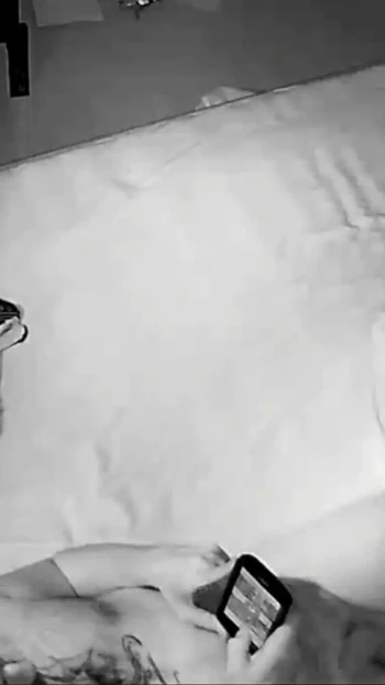 Знаковый момент из "Возбужденной домохозяйке трахают в рот, трахают пальцами, игрушками и кримпаем, затем мастурбирует игрушкой ее киску, чтобы прикончить себя"