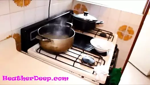 Heather derin korkmuş içinde mutfakta derin boğaz kremthroat verir