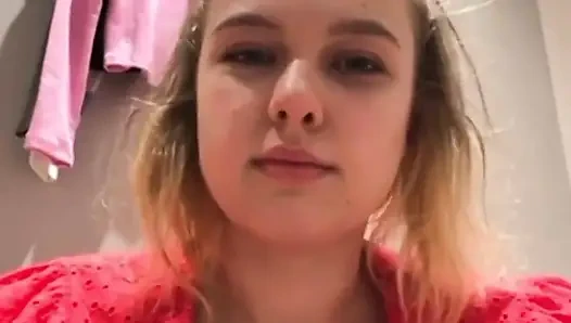 Soyunma odasında fışkırtıyor ve parmaklıyor