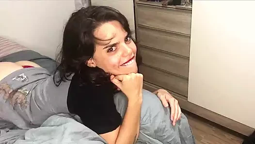 Taşaklarını boşaltıyorum ve ağzıma boşaltıyorum