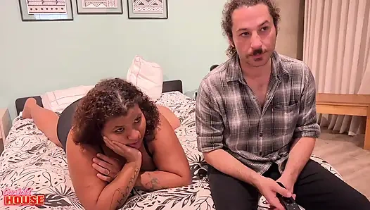 Yaramaz, Iri Yapılı Bir Kadın, Televizyonu Tamir Etmeleri Için Birkaç Arkadaşını Çağırdı Ve Onları Seksle Ödüllendirdi