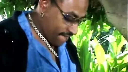 Yuvarlak götlü zenci kadın dışarıda sert domalarak sikişiyor