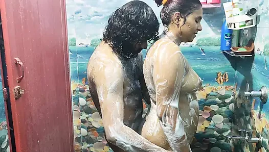 Banyo romantizmi ve elle muamele ans penis götünü ovuyor