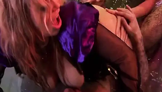 Sonsuz trios sahne 1_busty sarışın orta yaşlı seksi kadınlar alicia rhodes&brooke jameson küvette giyinik üçlü seks yapıyor